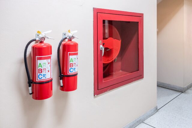Sprinkli yangın tüpü sistemi, ısıya duyarlı sprinkler başlığı, boru hattı ve su kaynağı ile gösteriliyor.